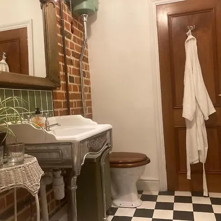 Lovely Room In Period Townhouse Winchester Exterior photo