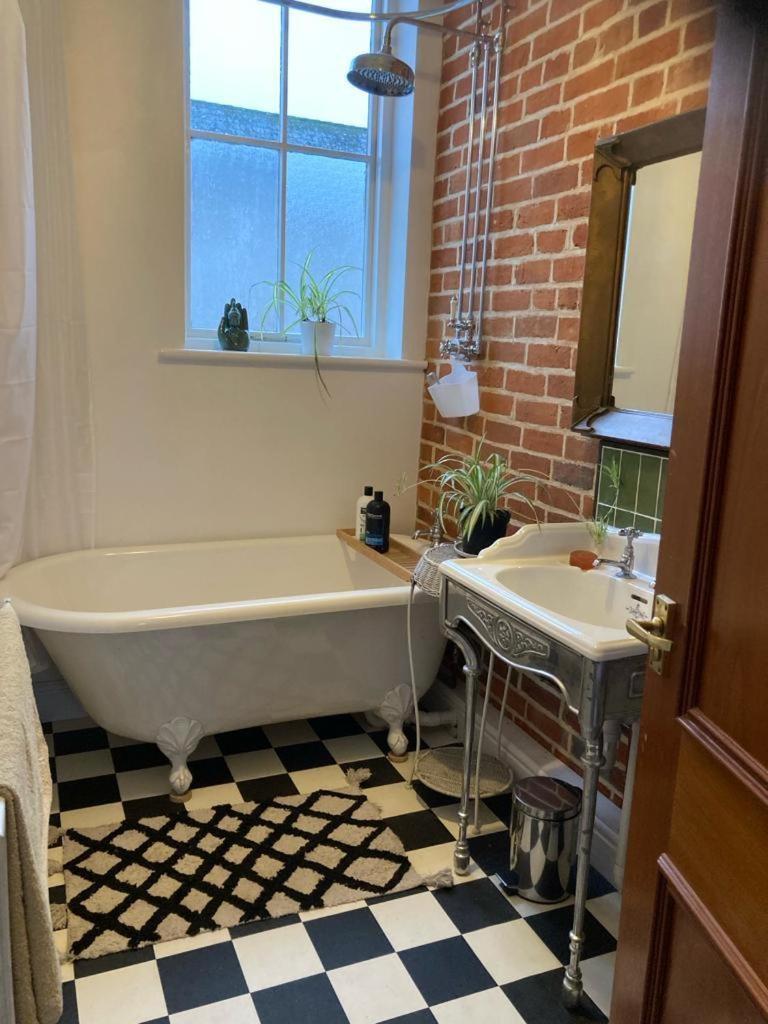 Lovely In Period Townhouse * Winchester